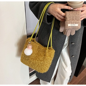 Détail du sac bandoulière en peluche jaune moutarde avec pompon blanc et bandoulière