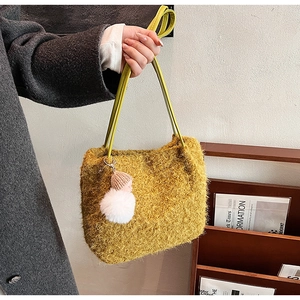 Détail du sac fourre-tout jaune moutarde en peluche avec un pendentif poupée mignon