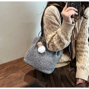 Grand sac cabas d'hiver en laine grise avec peluche dans une tenue d'automne douillette