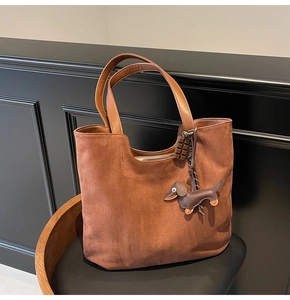 Détail du sac cabas en daim marron café avec pendentifs teckel et chocolat mignons