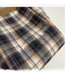 Détail du tissu écossais du cabas avec imprimé Forever Party et coutures soignées
