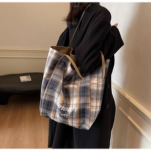 Détail du sac cabas en toile à carreaux avec imprimé Forever Party et bandoulière chic