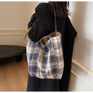 Détail du sac cabas en toile à carreaux avec motif Forever Party orange et bleu