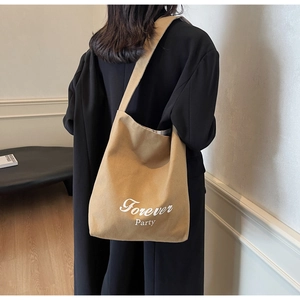 Détail du sac cabas en toile kaki avec imprimé Forever Party et doublure à carreaux