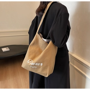Détail du sac cabas en toile kaki avec imprimé Frever Party et doublure à carreaux