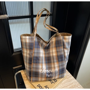 Détail du sac cabas en toile à carreaux bleu et marron avec lettrage Forever Party blanc