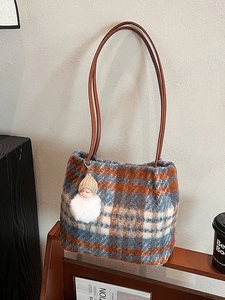 Sac à Épaule en Laine à Carreaux Rétro pour Femmes Grande Capacité Sac Tote en Peluche Avec Pendentif Poupée Mode Automne Hiver