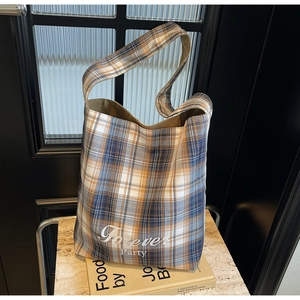 Gros plan détaillé du sac cabas en toile à carreaux avec l'inscription Forever Party