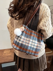 Sac à bandoulière rétro en tweed à carreaux pour femmes avec charmante décoration en peluche