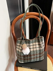 Sac bandoulière en laine à carreaux avec lanières en cuir vert et breloque en peluche douce