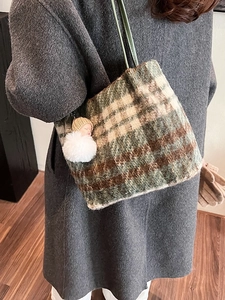 Grand sac cabas en laine à carreaux rétro porté par un mannequin en automne