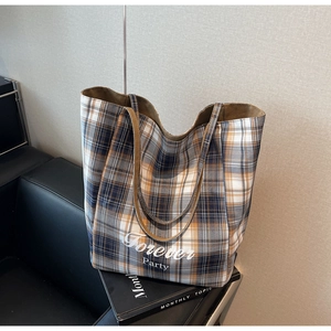 Gros plan sur le sac cabas en toile à carreaux Forever Party montrant la texture