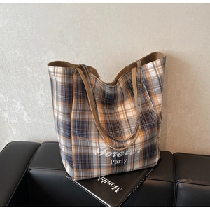 Détail d'un sac cabas à carreaux avec imprimé Forever sur toile et motifs texturés