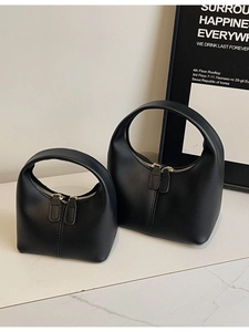 Set di borse a mano nere minimaliste in ecopelle di due dimensioni con doppie cerniere