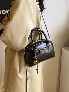 Sac Boston vintage en cuir marron foncé avec détails dorés et pompon pour femmes