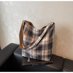 Détail du sac cabas à carreaux en toile avec texte Forever Party et bandoulière