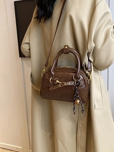 Sac Boston classique en cuir marron foncé avec boucle et breloque pour femmes