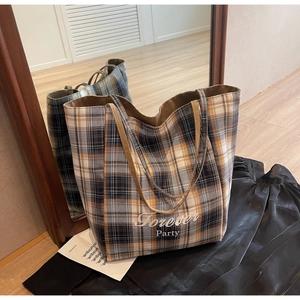 Détail du grand sac cabas à carreaux bleus et jaunes avec texte Forever Party