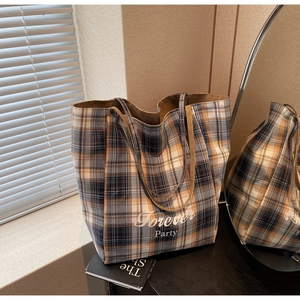 Détail du sac fourre-tout en toile à carreaux bleu, blanc et orange avec texte Forever Party
