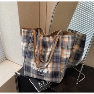 Détail du sac cabas en toile à carreaux avec imprimé Forever Party sur bois