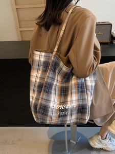 Grand sac cabas en toile à carreaux avec texte Forever Party vu de profil