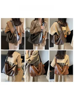 Vues détaillées du sac cabas vintage en similicuir avec bandoulière et pendentif ours
