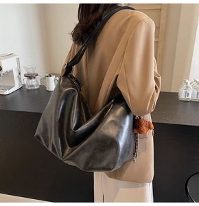 Détail du grand sac cabas noir en cuir PU avec un charmant petit ours brun attaché