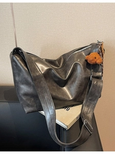 Sac fourre-tout minimaliste en cuir gris avec large bandoulière et charme ours peluche