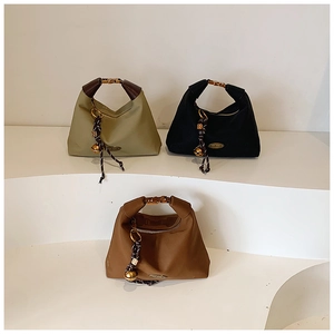 Trois sacs bandoulière minimalistes vert noir et marron avec fermeture éclair et pendentifs