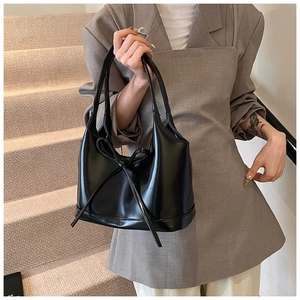 Détail du sac à main en cuir PU noir avec noeud décoratif à longs rubans élégants
