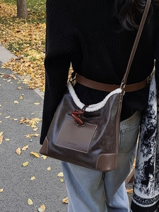 Braune Umhängetasche aus Leder mit Hornschnalle und Kunstfellbesatz für den Herbst