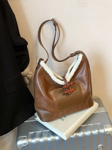 Braune Hobo-Eimertasche aus Leder mit weißem Pelzbesatz und Vintage Hornknöpfen