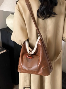 Vintage-Beuteltasche aus braunem Leder mit weißem Fleecebesatz und Hornschnalle