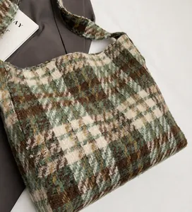 Detailopname van de retro geruite stoftextuur en het weverpatroon op deze grote shopper