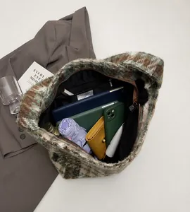 Ruime binnenkant van geruite shopper met plek voor een tablet en dagelijkse spullen