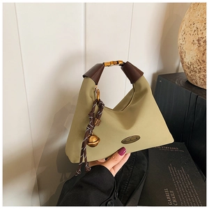 Détail du sac en nylon avec plaque en métal handmade et ornement tressé élégant