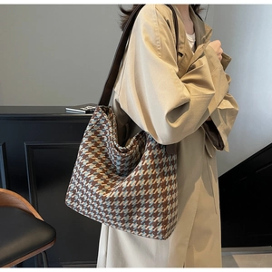 Grote geruite shopper met pied-de-poule textuur en bruine lederen schouderband
