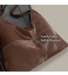Détail du sac cabas marron café montrant le mélange de textures et coutures blanches