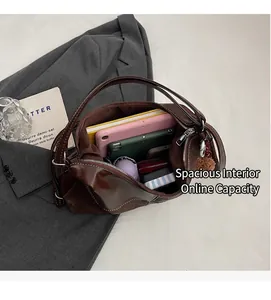 Vue de dessus du grand intérieur du sac cabas marron montrant sa capacité de rangement pro