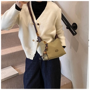 Détails du sac en toile avec bandoulière en cuir et décorations en corde tressée