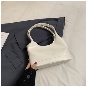 Détail du sac hobo blanc crème en similicuir lisse avec des coutures de renfort apparentes