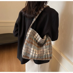 Ruitjes shopper gedragen door model met vintage bruin en blauw breipatroon