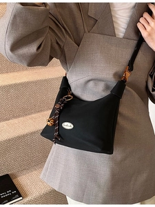 Sac Bandoulière Hobo Urbain Minimaliste en PU pour Femme Mode Automne Hiver Navette Sac Forme Dumpling Avec Charme de Cloche Tressée