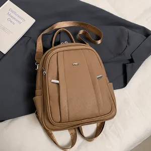 Detailansicht eines khakifarbenen PU-Lederrucksacks mit silbernen Beschlägen und Textur