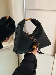 Sac hobo noir à la mode avec boucle dorée et cordon décoratif pour femme