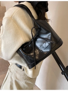 Sac fourre-tout minimaliste en cuir noir avec logo GONGZHI embossé et nœud