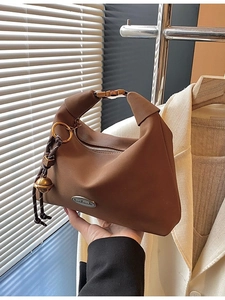 Sac à bandoulière marron en forme de lune avec étiquette handmade et pendentif décoratif