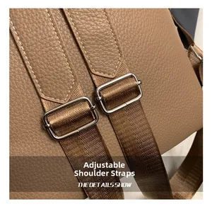 Detail eines verstellbaren Schultergurts mit Silberschnalle an brauner Leder-Handtasche