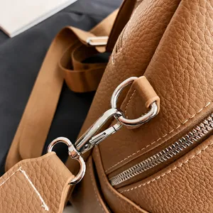 Nahaufnahme von Premium-Silberhaken und Lychee-Leder an der braunen Tasche