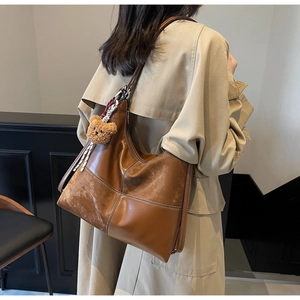 Sac cabas patchwork marron avec charm ours en peluche sur un mannequin femme